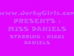 Nikki Daniels sta lavorando in uno studio porno e spesso ha avventure di sesso di gruppo, con gli spettatori