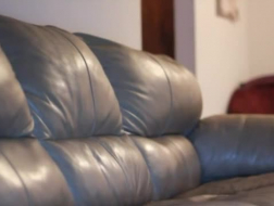Barmfager tenåring med en fin, rund rumpe leker med fitta på sofaen