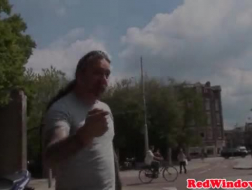 Сногсшибательную амстердамскую шлюшку трахают сзади на улице