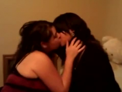 Lesbiennes bedrijven de liefde samen, verleiden elkaar en maken een korte pornovideo