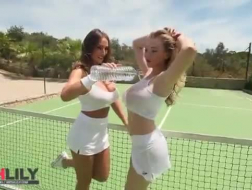 Две симпатичные теннисистки трахают свои задницы на кухне