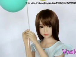 Boneca sexual asiática com cabelo comprido fazendo coisas impertinentes na frente da câmera