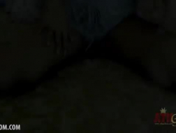 Kristen Scott ligger på sengen, mens en veldig kåt mann suger sin saftige fitte