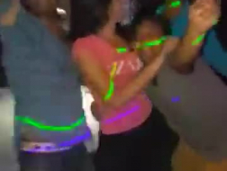 Vulgar college fuck party avec des filles habillées