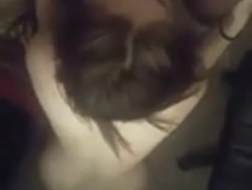Femme brune est vitrée et baisée dans sa chambre par son mari