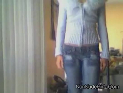 Francuska nastolatka rozbiera się z majtek i pokazuje cipkę