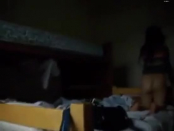 Casal lindo transando em um quarto de hotel vazio e tentando fazer um vídeo pornô