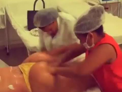 Une infirmière aux gros seins donne un massage érotique à sa patiente pendant qu'elle est dans son bureau