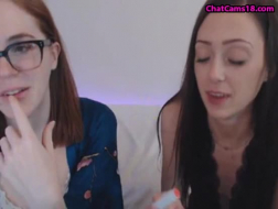 Duas lindas lésbicas não têm planos de fazer um vídeo pornô de graça