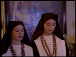 Латинская монахиня в костюме горничной делает одну киску
