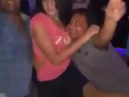 Una fica asiatica volgare viene scopata nel culo mentre bacia il suo ragazzo sul divano