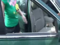 Chica fresca está a punto de ser follada en la parte trasera de un auto por su novio