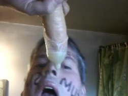Cumhungry blonde wkłada prezerwatywę na jej wibrujący strapon, zanim ujeżdża seks-zabawkę