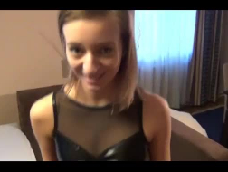 Brune chaude avec un gros cul rond, Hanna Waif fait une vidéo porno chez elle
