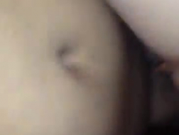 Hete tiener masturbeert voor een open haard omdat ze een video wil maken