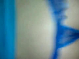 Una milf bionda arrapata cavalca un cazzo sulla sua webcam