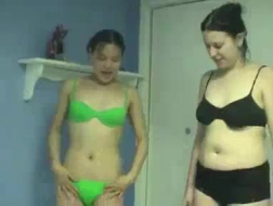 Duas garotas nuas e um cara muito mais novo fazendo sexo oral
