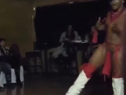 A dançarina russa nua Molly Manson espia do lado de fora do bar
