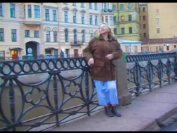Грудастая русская девчонка раздвигает ноги и некоторое время назад получила огромный толстый член глубоко в киске