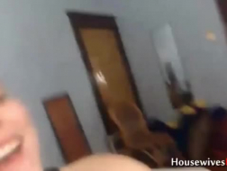 Sexy roodharige tiener toont gapende grote tieten op webcam