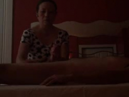 Une fille de massage érotique prévoit de rendre la faveur à ses clients avec un orgasme