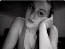 Jovem amadora brincando com sua doce buceta na frente da webcam