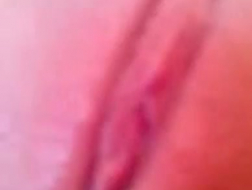 Una ragazzina bionda arrapata con la figa pelosa ama mostrarlo mentre si masturba nella sua piscina
