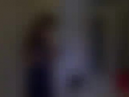 Une teen brune russe se fait baiser sur une table de massage pendant que son petit ami rentre à la maison