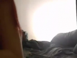 Asiatisk babe tok en svart fyr til sengen sin og ga ham en fin blowjob