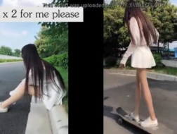 Azjatycka nastolatka wbita w swoją cipkę patrząc w lustro