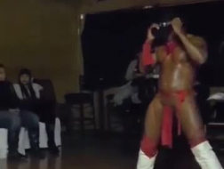 A dançarina flexível está malhando com um negro em seu estúdio, quando precisa de um orgasmo