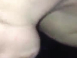 Megan Lee zuigt aan een lul en wordt geneukt voor de camera, terwijl ze een orgasme heeft