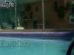 Glen Dani está vestindo uma camisa azul neon enquanto faz um vídeo pornô, sem câmera