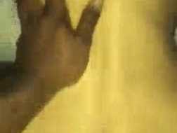 Zwarte man vingert haar strakke kut voordat hij haar natte kut stimuleert met een glazen vibrator