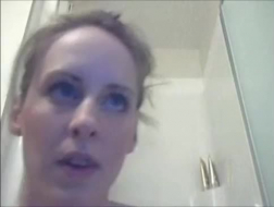 Una ragazza dagli occhi azzurri sta facendo sesso in bagno, con un ragazzo che ha appena incontrato