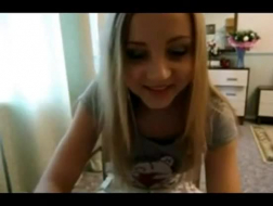 Douce teen blonde se déshabillant et se doigte sur webcam