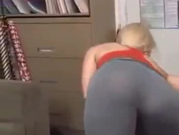 Elastyczna blondynka ujeżdża kutasa swojego chłopaka w kuchni, podczas gdy on tam pracuje