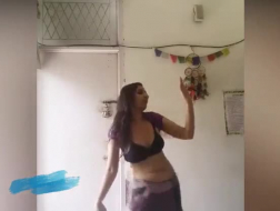 Una donna indiana sexy sta facendo la sua routine di esercizi sessuali mentre suo marito la guarda in azione