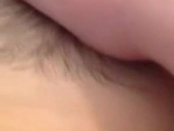 Krótkowłosa dojrzała Nikki Delano nie zdjęła okularów podczas masturbacji przed kamerą