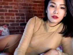 Rubia excitada y sexy graba su propio webcam para follárselo