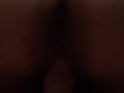 Une milf asiatique nue avec de gros seins et une clavicule percée se déshabille devant la caméra