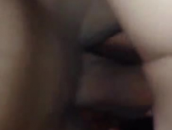 Una bella teenager succhia il cazzo del suo amante, mentre un altro ragazzo sta girando un loro video