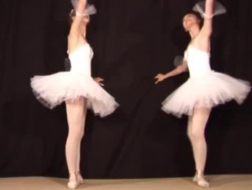 Lesbana ballerina krijgt haar kont gefist door een meestersmeester