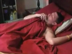 Pyszna macocha została przyłapana na rżnięciu dobrego przyjaciela swojego syna podczas snu na kanapie
