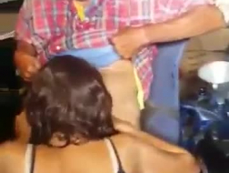 Un homme chanceux a baisé une fille brune et l'a traitée avec un massage nuru chaud