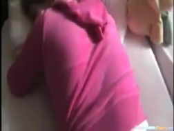Młody miód w czerwonych majtkach leniuchuje z bliska widok ultra voyeur