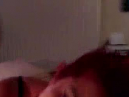 Poussin aux cheveux roux se masturbe sur son lit avec un string plus épais et joue avec sa fente