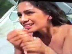 Сексуальная худенькая брюнетка в любительском видео поймана с дилдо на улице в любительском видео