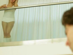 Чувственная блондинка принимает расслабляющий душ со своим парнем перед тем, как начать кричать от удовольствия