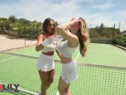 Busty brunetka tenisistka daje głowę